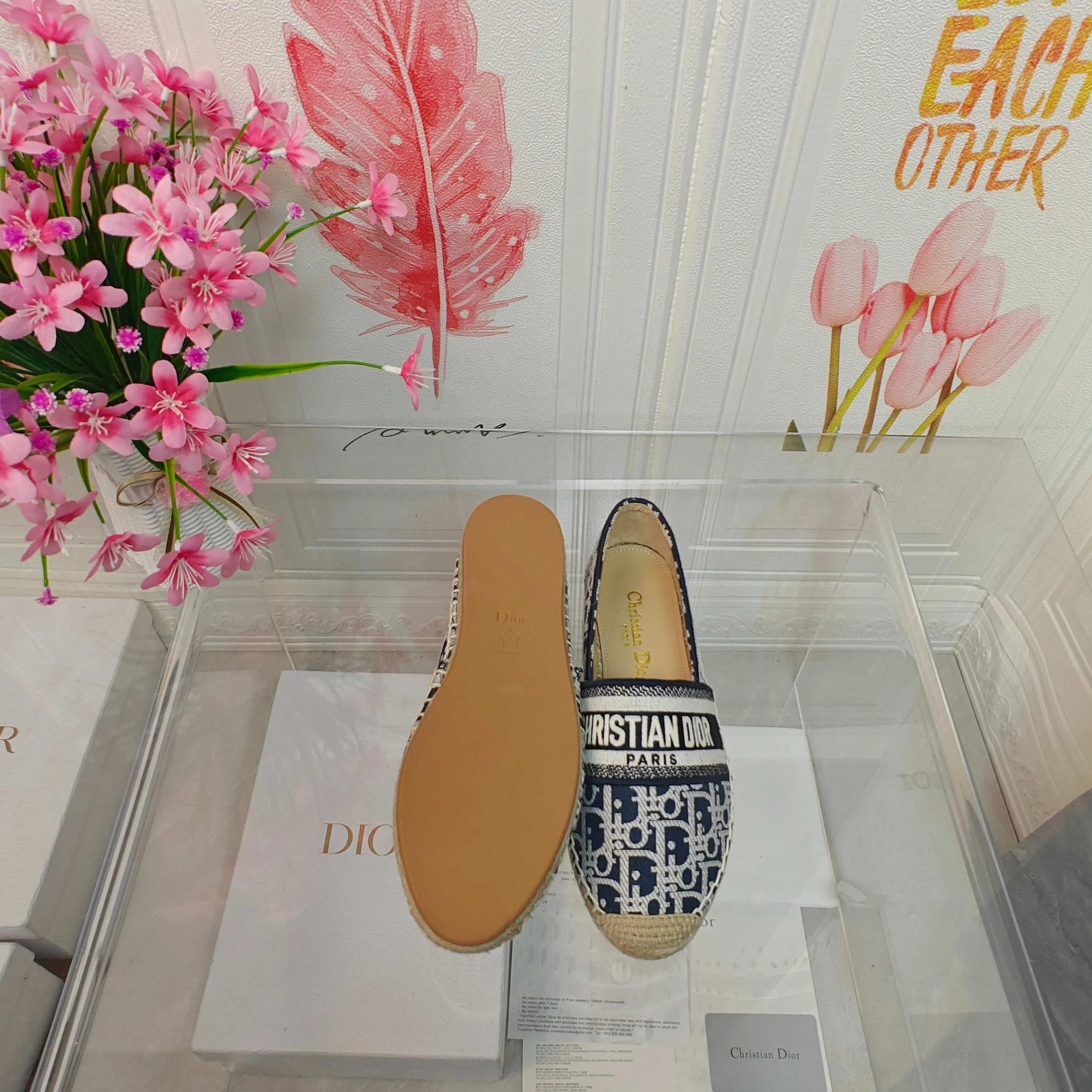 👟👟Ex-factory price 440👟👟 Top quality Dior Granville espadrille embroidery Upper: embroidered with "CHRISTIANDIOR" Craftsmanship: Purely hand-sewn hemp rope outsole Lining: Imported soft and breathable sheep lining with padded feet Code number: 35-40 (customized at 34.41.42) Outsole: Exclusive molded rubber outsole decorated with lucky star symbol